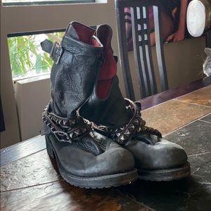 Black rocker roll down boot